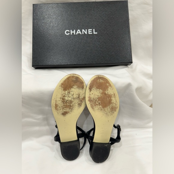 COPY - Chanel CC Thong Sandals
Black Lambskin. Size 38 - Picture 4 of 6